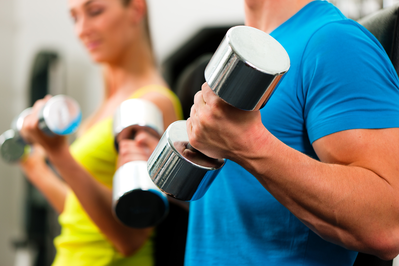 man and woman lifting dumbbells